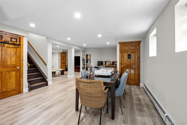 6 The Hollows W, East Norwich, NY 11732