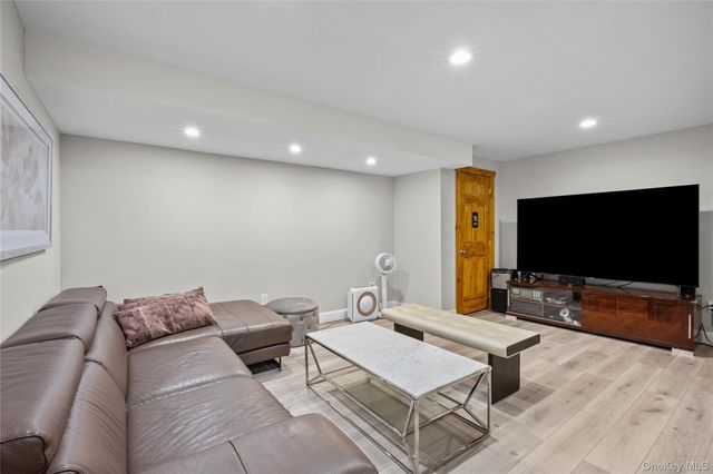 6 The Hollows W, East Norwich, NY 11732
