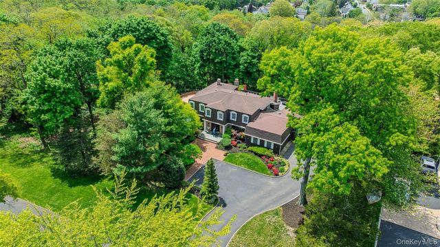 6 The Hollows W, East Norwich, NY 11732