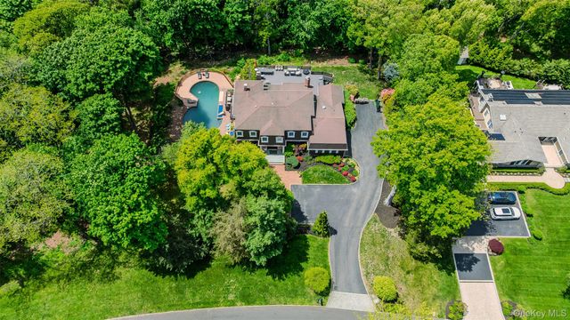 6 The Hollows W, East Norwich, NY 11732