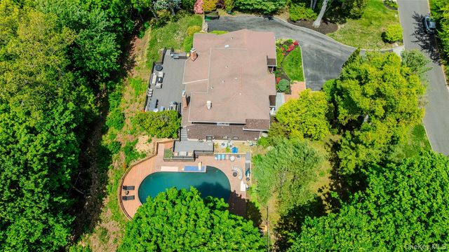 6 The Hollows W, East Norwich, NY 11732