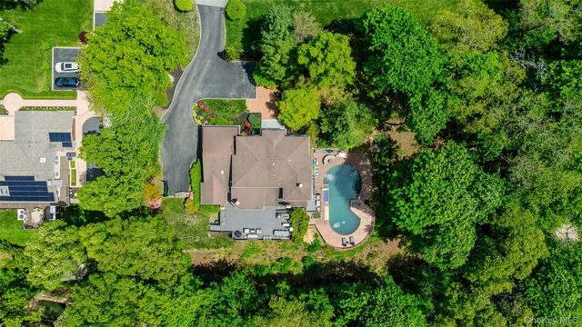6 The Hollows W, East Norwich, NY 11732