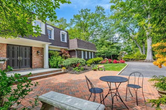 6 The Hollows W, East Norwich, NY 11732