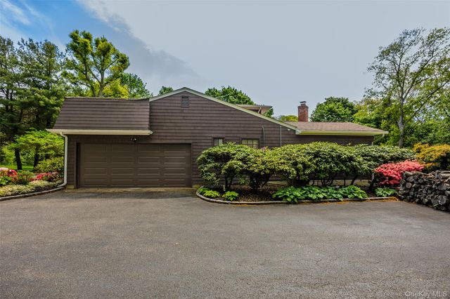 6 The Hollows W, East Norwich, NY 11732