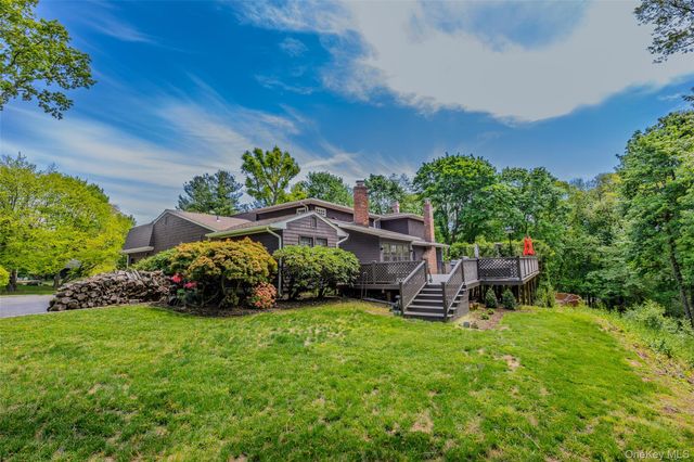 6 The Hollows W, East Norwich, NY 11732