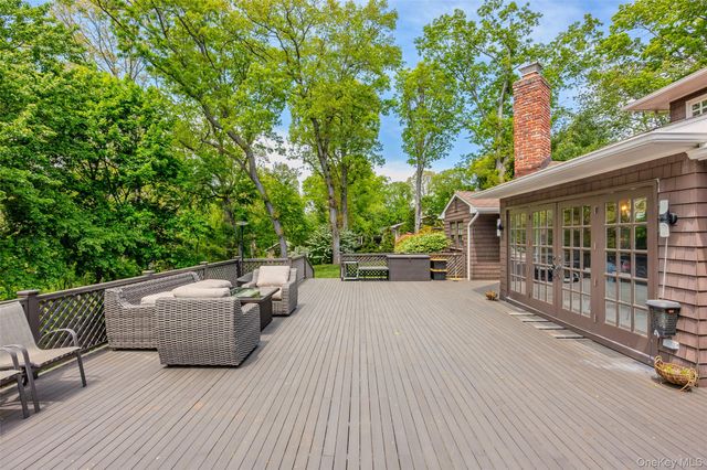 6 The Hollows W, East Norwich, NY 11732