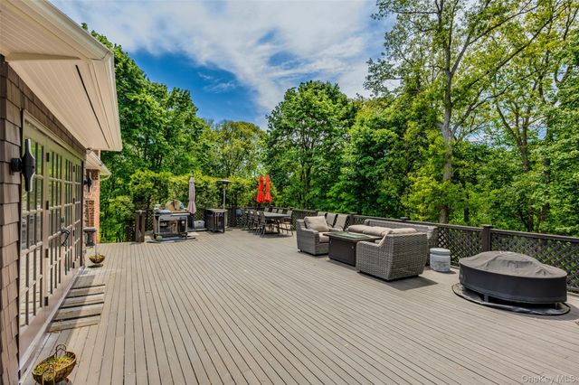 6 The Hollows W, East Norwich, NY 11732