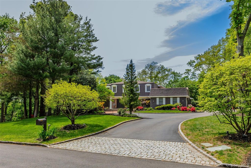 6 The Hollows W, East Norwich, NY 11732