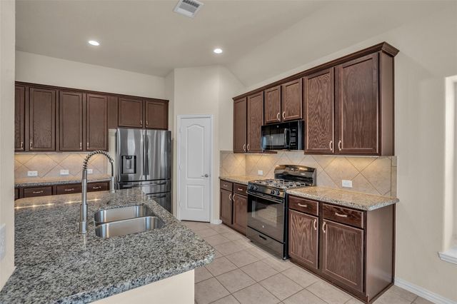 6515 Hunters Trace Lane, Baytown, TX 77521