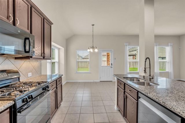 6515 Hunters Trace Lane, Baytown, TX 77521