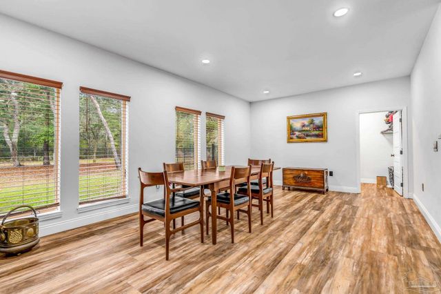 1661 Comanche Trl, Gulf Breeze, FL 32563