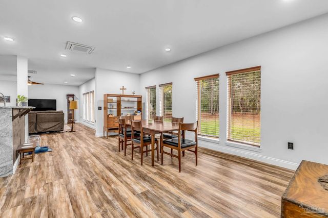 1661 Comanche Trl, Gulf Breeze, FL 32563