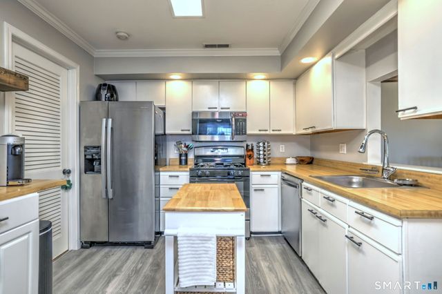 50 Greenview Lane 50, Milford, CT 06461