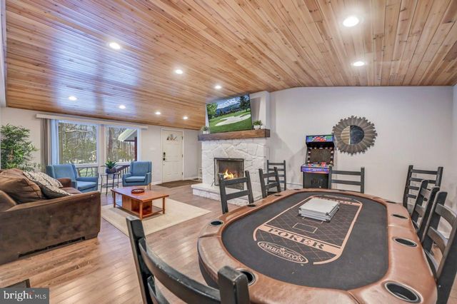 12 HICKORY RD, Lake Harmony, PA 18624