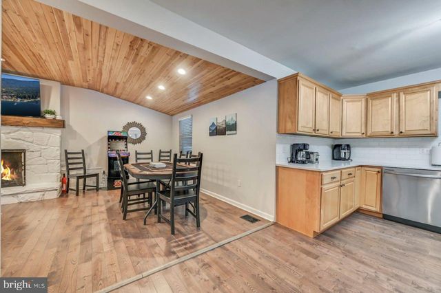 12 HICKORY RD, Lake Harmony, PA 18624