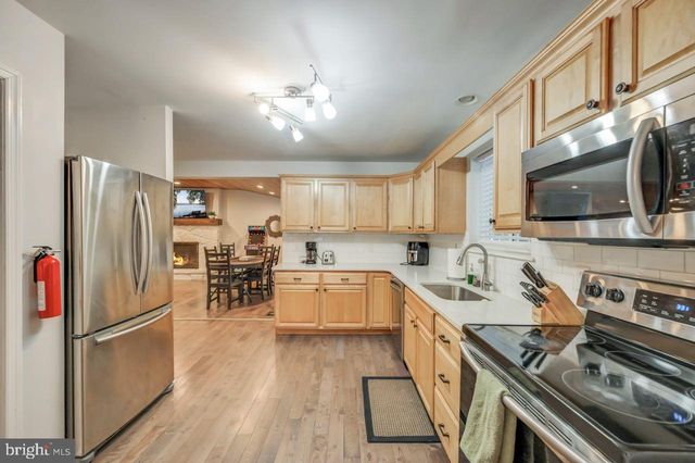 12 HICKORY RD, Lake Harmony, PA 18624