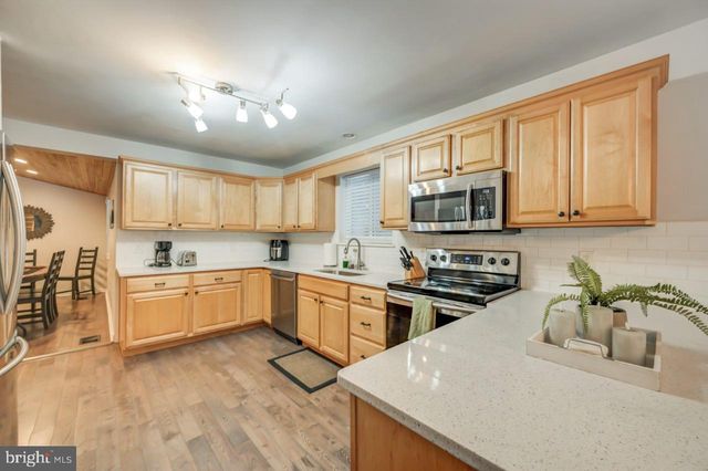 12 HICKORY RD, Lake Harmony, PA 18624