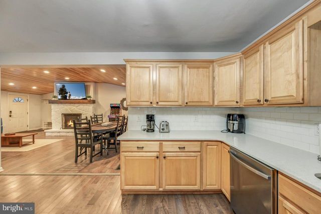 12 HICKORY RD, Lake Harmony, PA 18624