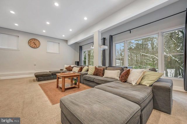 12 HICKORY RD, Lake Harmony, PA 18624