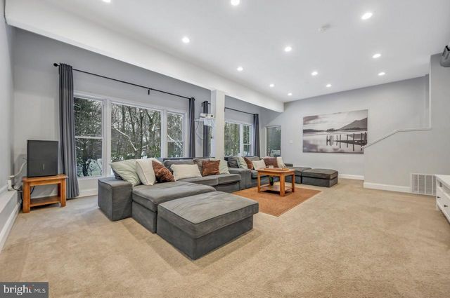 12 HICKORY RD, Lake Harmony, PA 18624