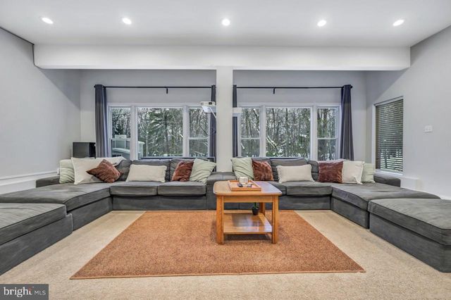 12 HICKORY RD, Lake Harmony, PA 18624