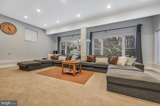 12 HICKORY RD, Lake Harmony, PA 18624