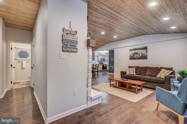 12 HICKORY RD, Lake Harmony, PA 18624