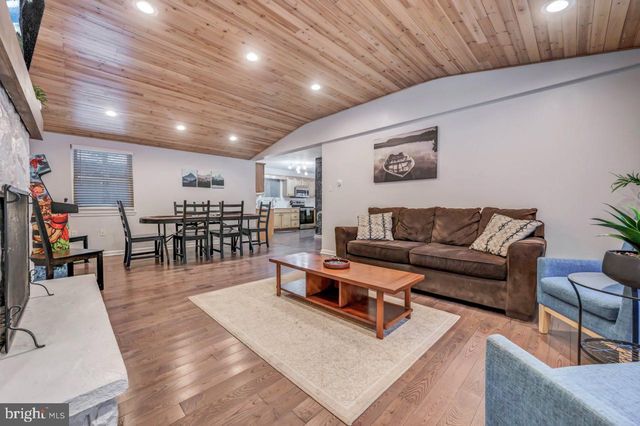 12 HICKORY RD, Lake Harmony, PA 18624