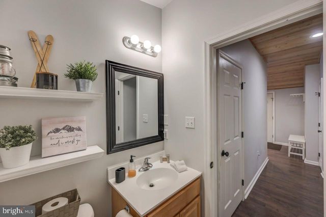 12 HICKORY RD, Lake Harmony, PA 18624