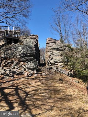 12 HICKORY RD, Lake Harmony, PA 18624