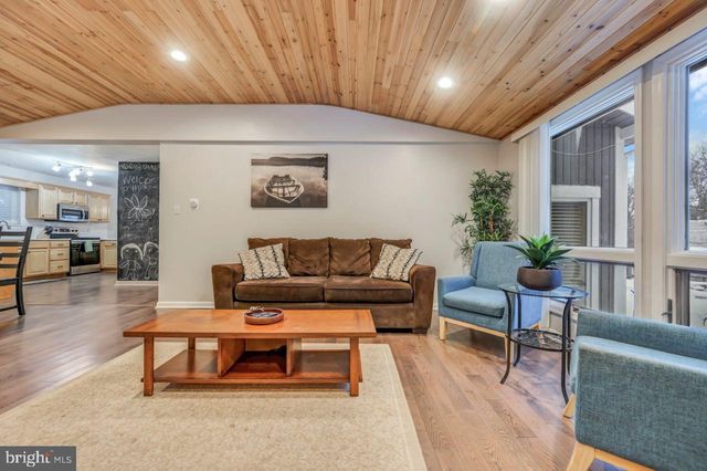 12 HICKORY RD, Lake Harmony, PA 18624