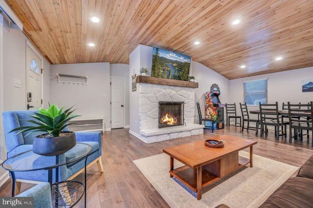 12 HICKORY RD, Lake Harmony, PA 18624