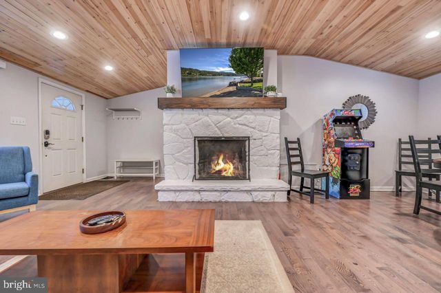 12 HICKORY RD, Lake Harmony, PA 18624