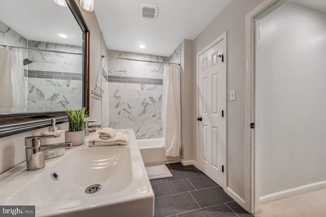 12 HICKORY RD, Lake Harmony, PA 18624