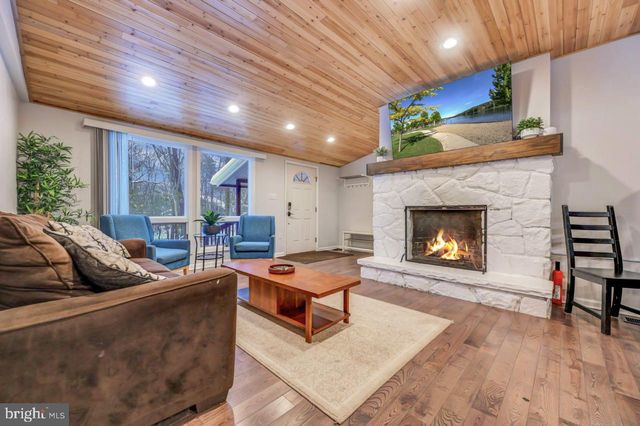 12 HICKORY RD, Lake Harmony, PA 18624