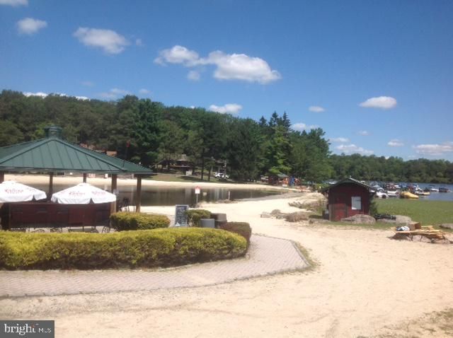 12 HICKORY RD, Lake Harmony, PA 18624