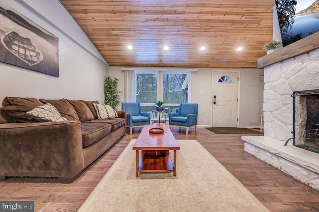 12 HICKORY RD, Lake Harmony, PA 18624