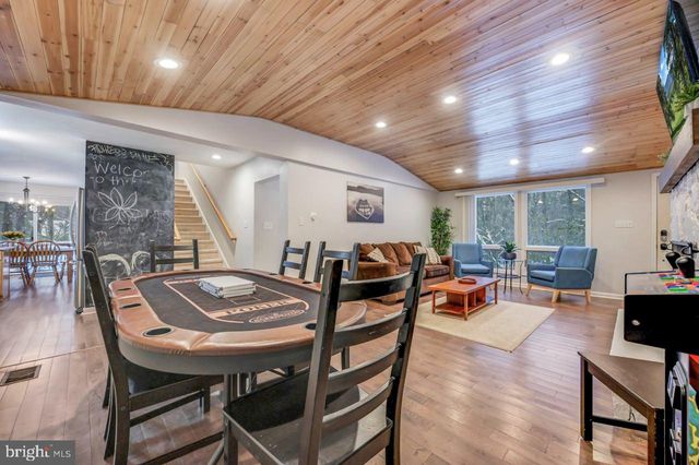 12 HICKORY RD, Lake Harmony, PA 18624