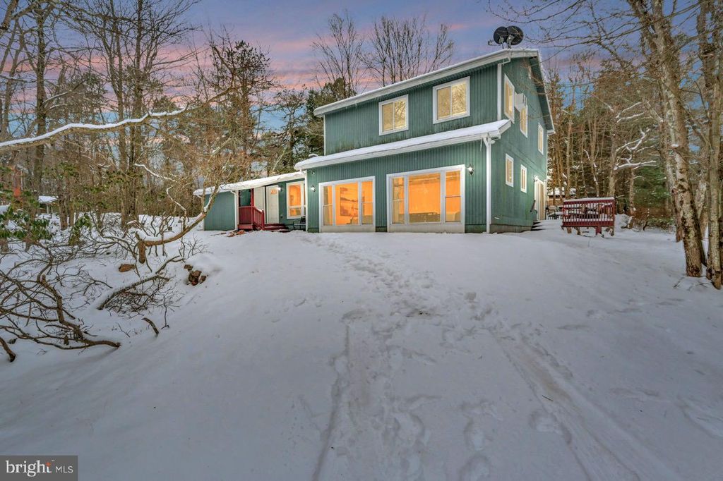 12 HICKORY RD, Lake Harmony, PA 18624