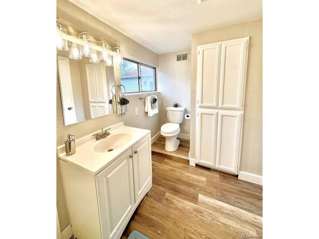 822 Geneva St, Aurora, CO 80010