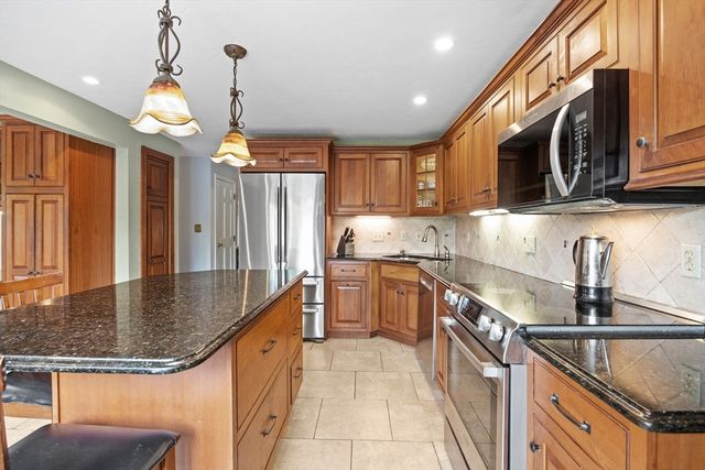 9 Hill Dale Rd, Plymouth, MA 02360