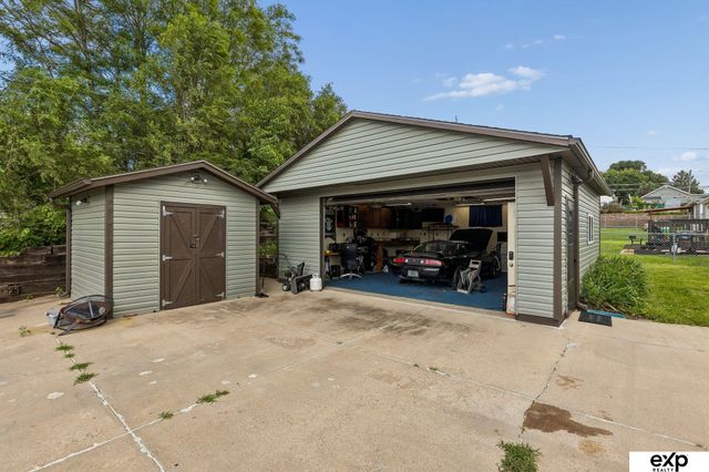 4001 S 39th Street, Omaha, NE 68107