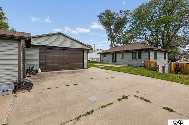 4001 S 39th Street, Omaha, NE 68107