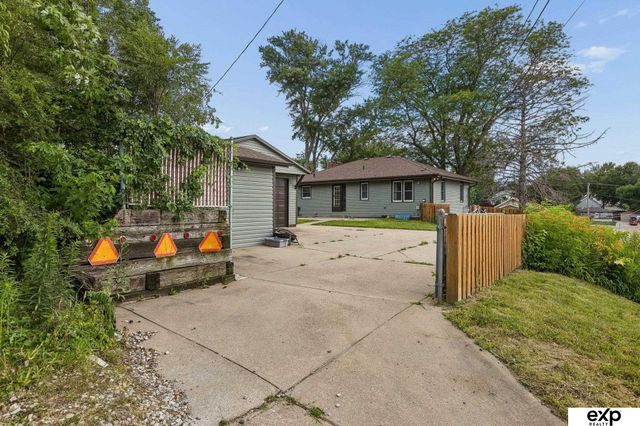 4001 S 39th Street, Omaha, NE 68107