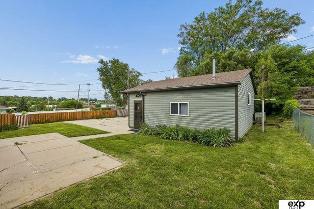 4001 S 39th Street, Omaha, NE 68107