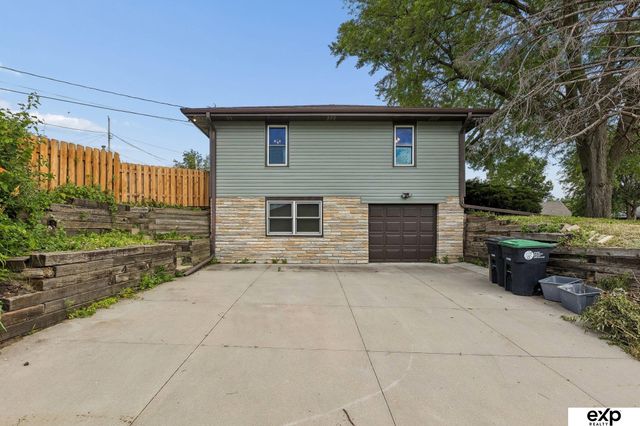 4001 S 39th Street, Omaha, NE 68107