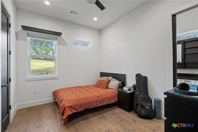 418 S Venture Boulevard, Point Venture, TX 78645