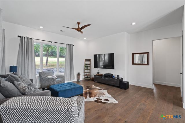 418 S Venture Boulevard, Point Venture, TX 78645