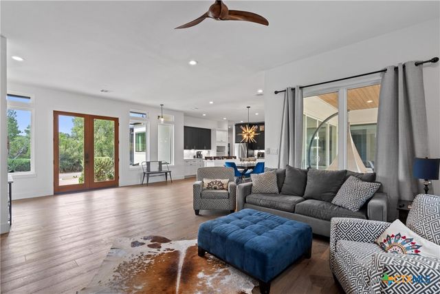 418 S Venture Boulevard, Point Venture, TX 78645