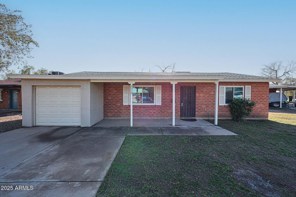2317 W WHITTON Avenue, Phoenix, AZ 85015